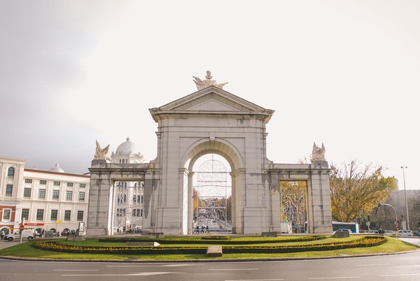 Welche Städte bieten preiswerte Unterkünfte und Aktivitäten?